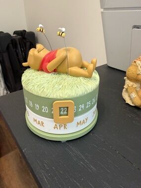 Hallmark Winnie the Pooh Green and Red Perpetual Calendar Figurine